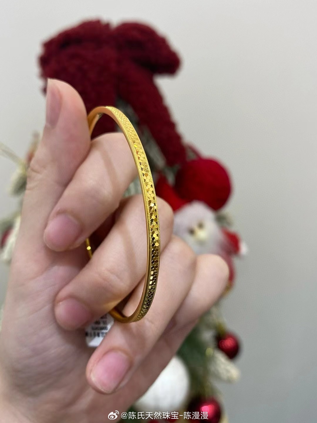 老鳳祥最新款實心手鐲，時尚與經(jīng)典的完美結(jié)合